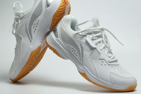 White non-marking badminton shoes